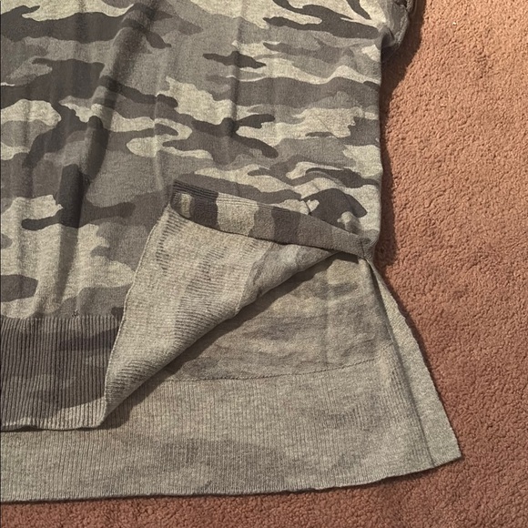 Vince Camuto Gray Camouflage V-Neck Top - Picture 6 of 7